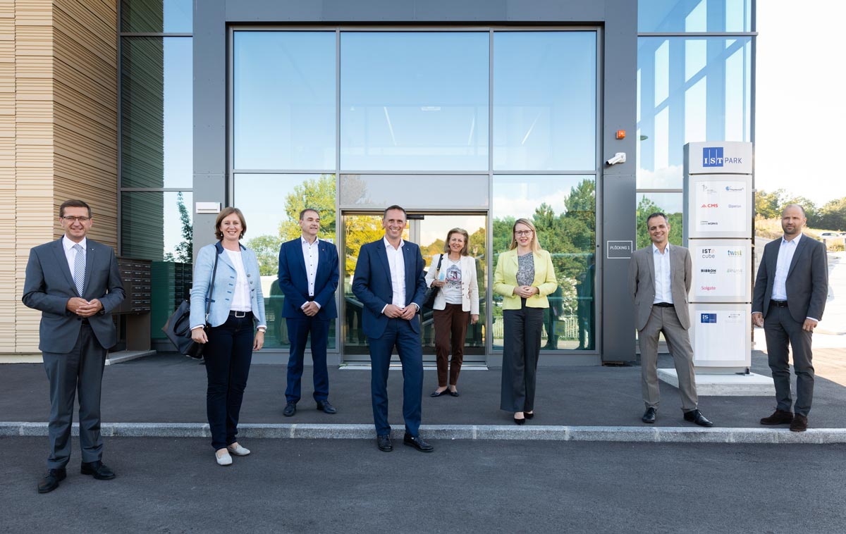 Wirtschaftsministerin Margarete Schramböck und Wirtschaftslandesrat Jochen Danninger gemeinsam mit Regierungskolleg_innen aus den Bundesländern vorm IST Park © IST Austria / Anna Stöcher