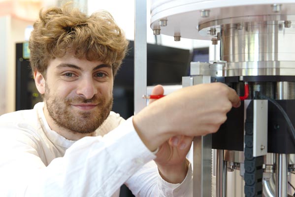 Marco Valentini working in the lab. © IST Austria