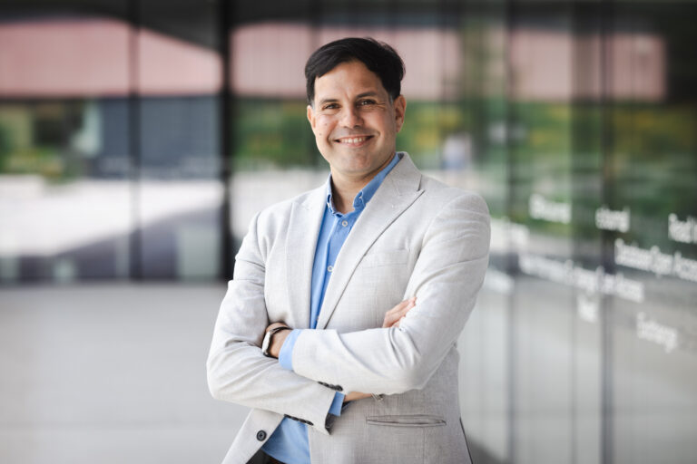 Harold P. de Vladar presented with 2024 ISTA Alumni Award