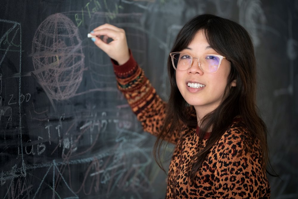 ISTA PhD student Stefanie Muroya drawing a Bloch sphere, a geometrical representation of a qubit.