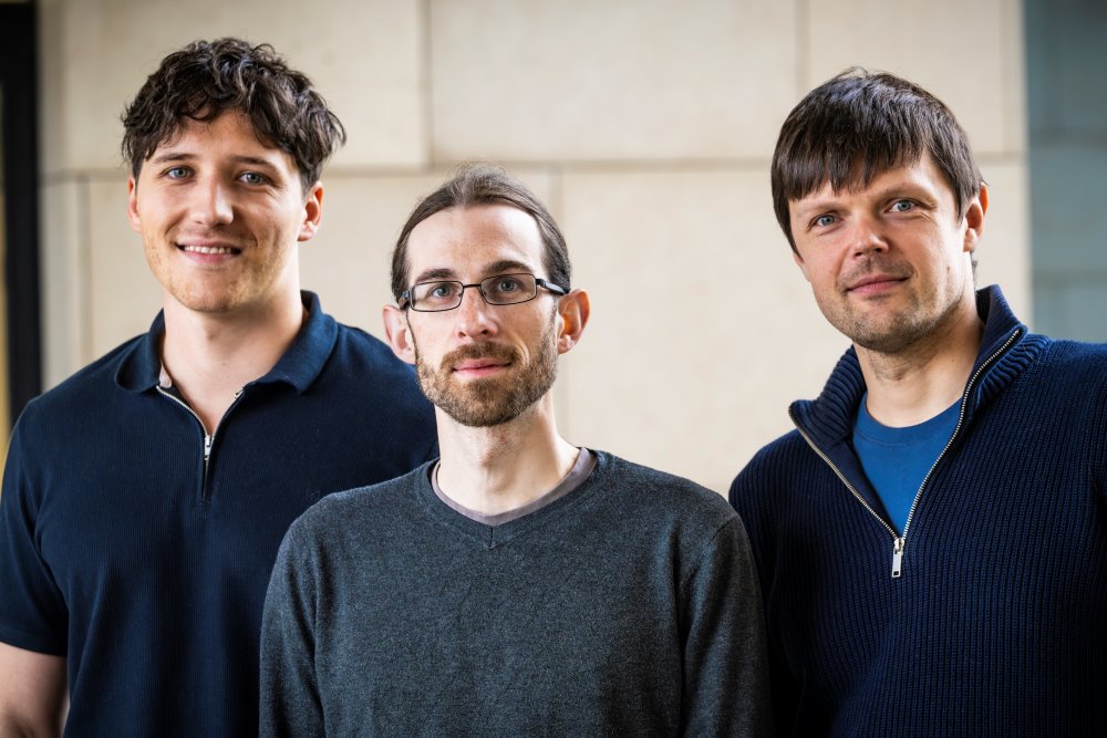 Doktorand Aron Kerschbaumer, Postdoc Jean-Yves Desaules und Professor Maksym Serbyn.