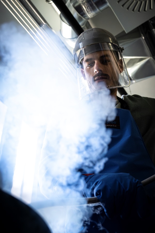 Erstautor und PhD-Student Jaime Saez-Mollejo im Labor am ISTA.