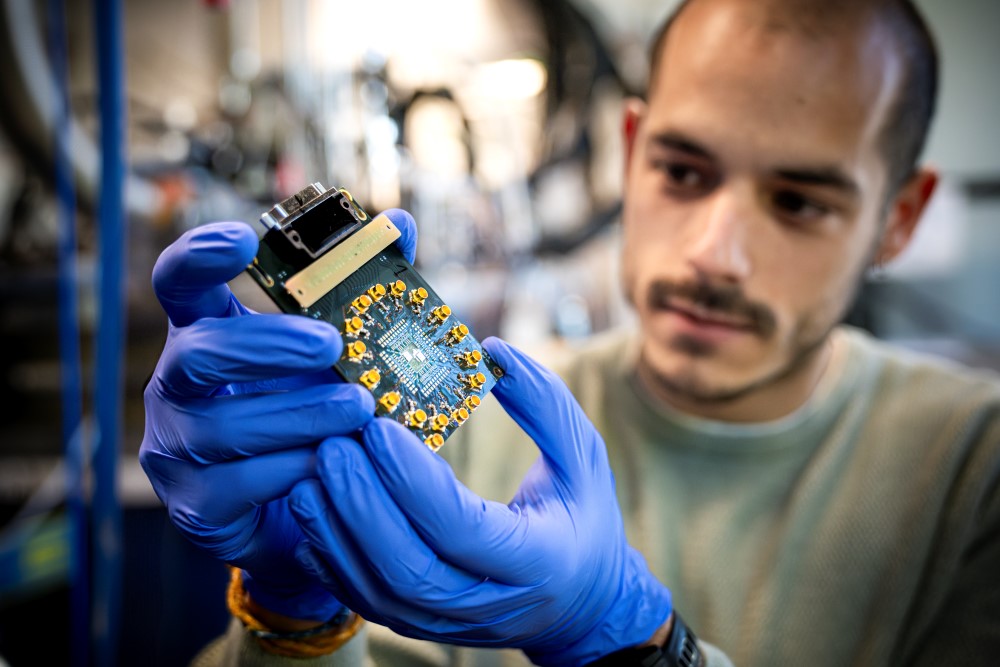 Mithilfe eines Chips aus dem Halbleiter Germanium konnten die Autor:innen neue Erkenntnisse über das Quantenverhalten von Loch-Spin-Qubits gewinnen.