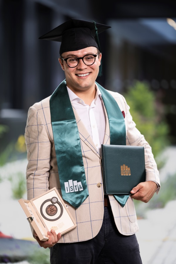 ISTA graduate Joscha Henheik from the Erdös Group.