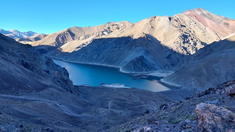 Stausee La Laguna. Er spielt eine wichtige Rolle bei der Regulierung der Wasserressourcen für die Landwirtschaft und die Trinkwasserversorgung in den Anden im nördlichen Zentralchile.