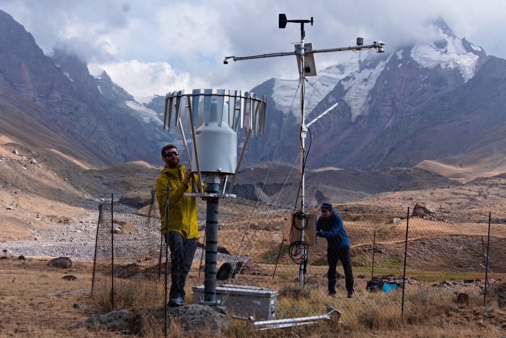 Mitglieder der Pellicciotti-Gruppe des Institute of Science and Technology Austria (ISTA) arbeiten an einer Niederschlagsmessstation im Einzugsgebiet des Kyzylsu-Gletschers Nordwestliches Pamir-Gebirge, Tadschikistan.