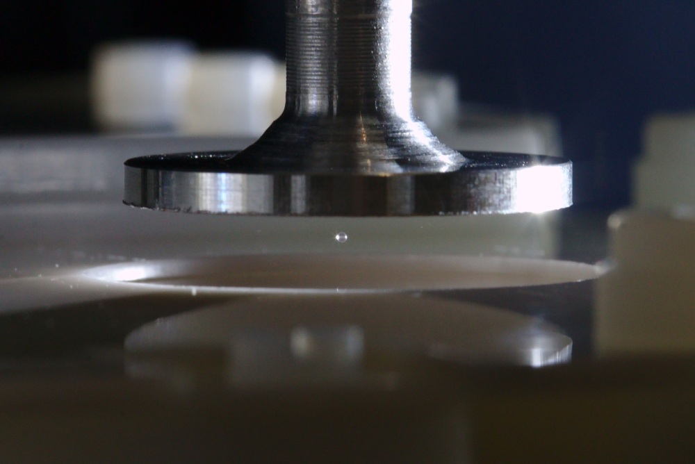 Experimental setup with an acoustically levitated particle of silica.