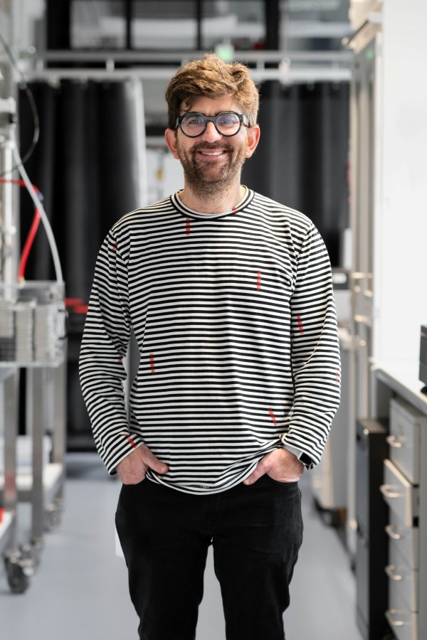 Jérémie Palacci. Der Professor am Institute of Science and Technology Austria (ISTA) leitet das Materiali Molli Lab, in dem er erforscht, wie energieverbrauchende Systeme aufgebaut sind.