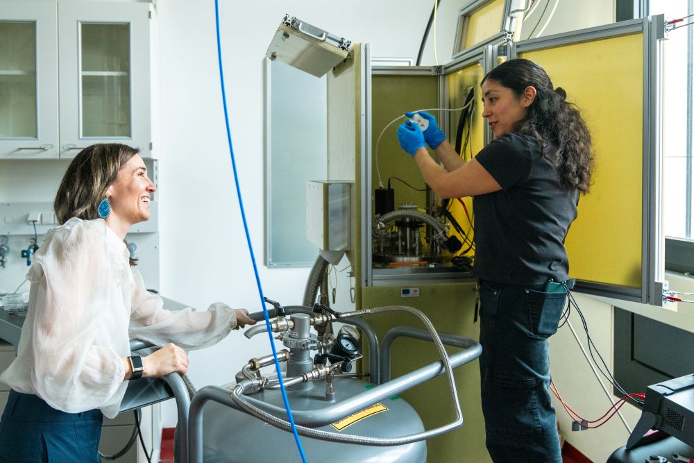 Mit einer neuen Hochfeld‑Messmethode haben ISTA‑Wissenschafter:innen einige der ungewöhnlichen Eigenschaften von UTe₂ erklärt. Ihre Methode wird nun an Hochfeld‑Magnetlaboren weltweit eingesetzt.