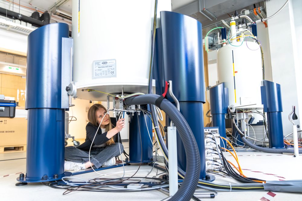 PhD student Lea Becker working in the NMR facility at ISTA.