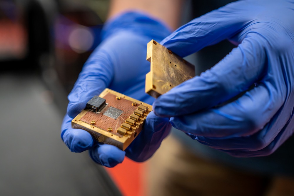 Das Quantenbad‑Setup, in dem ISTA‑Wissenschafter:innen zwei isolierte Qubits vollständig autonom verschränken können – also ohne aktive Steuerung oder Messungen.