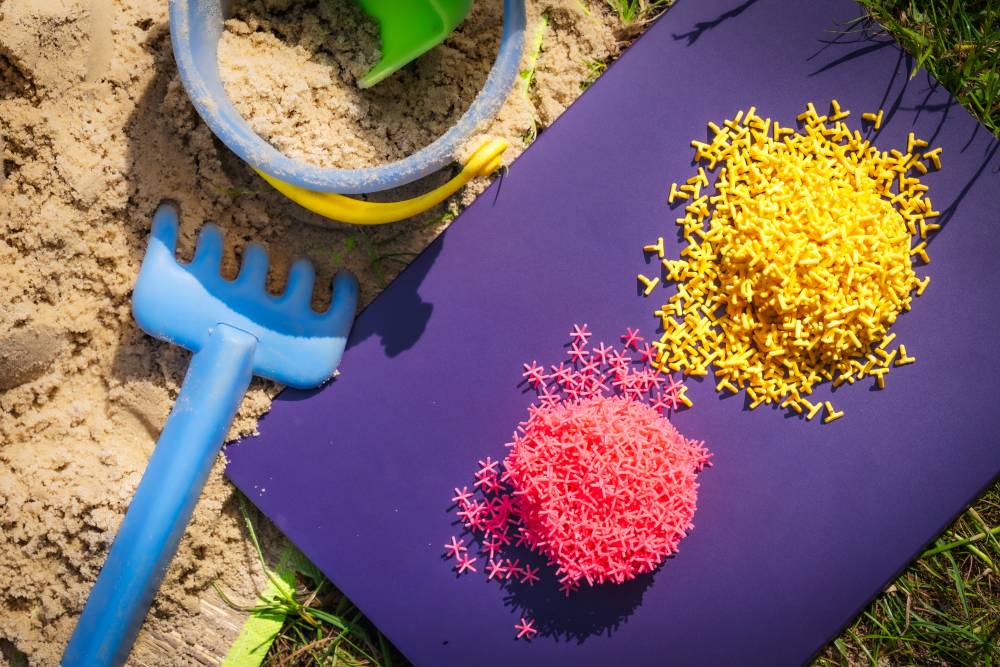 Hexapod (pink) and dolosse (yellow) sand 3D-printed by Carmen Farr from the Ren group at ISTA.